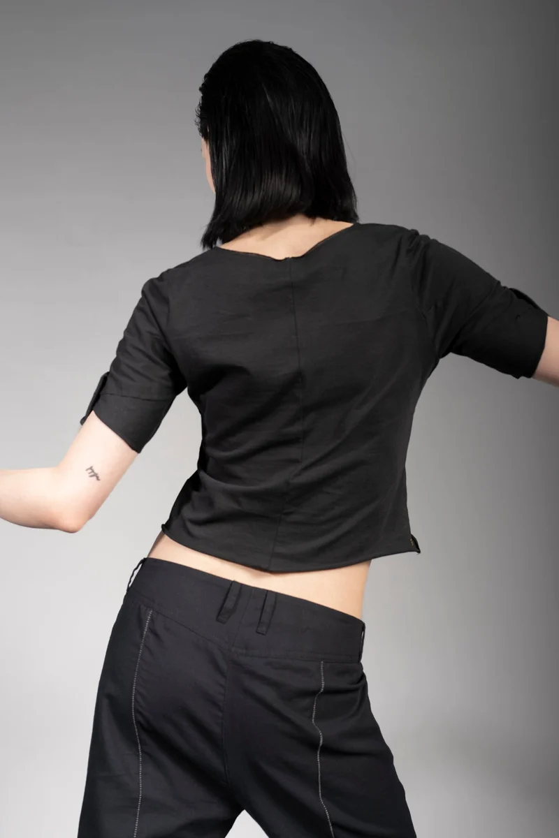 eigensinnig wien | Psyche | Schwarzes Designer Crop Top für Damen aus Baumwolle