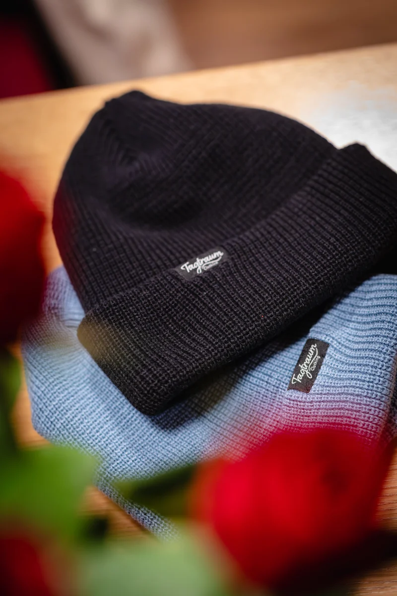 Graublaue & schwarze Mützen Couple Bundle aus 100% Bio-Baumwolle von Tagtraum Clothing
