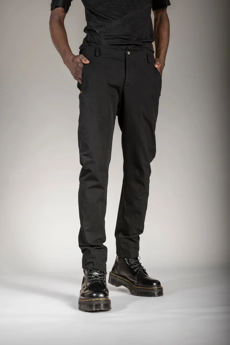 eigensinnig wien | Gropius | Schwarze Designer Slim Fit Chino Hose für Herren aus japanischer Baumwolle