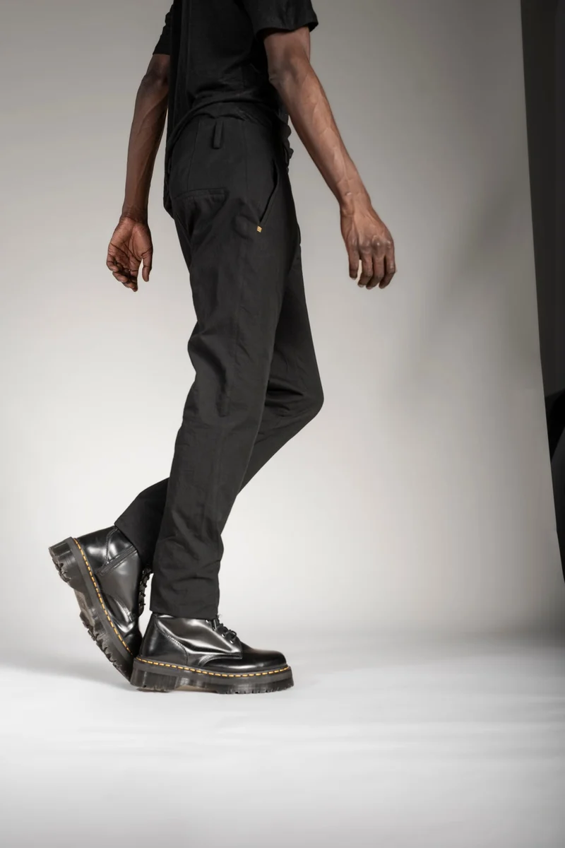 eigensinnig wien | Gropius | Schwarze Designer Slim Fit Chino Hose für Herren aus japanischer Baumwolle