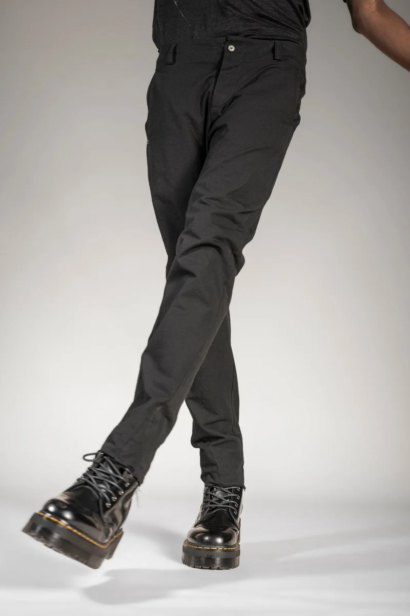 eigensinnig wien | Gropius | Schwarze Designer Slim Fit Chino Hose für Herren aus japanischer Baumwolle
