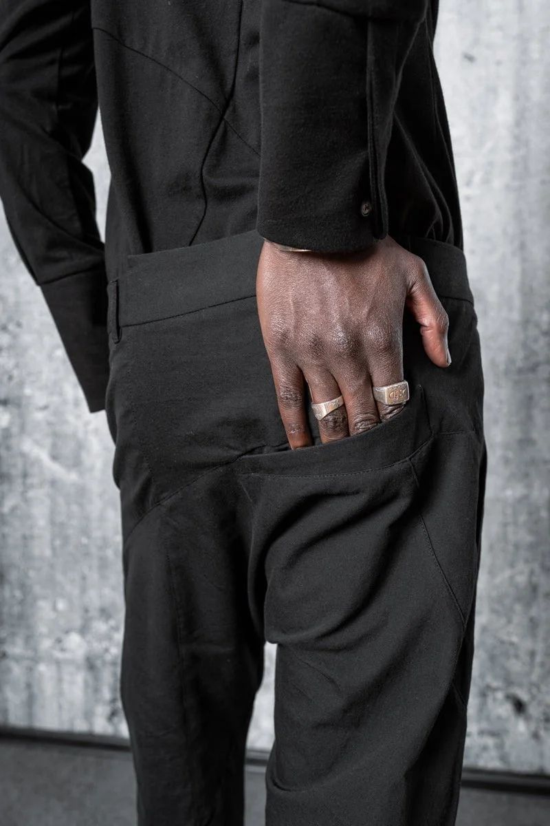 eigensinnig wien | Walking Man | Schwarze Low Crotch Pants aus japanischer Baumwolle
