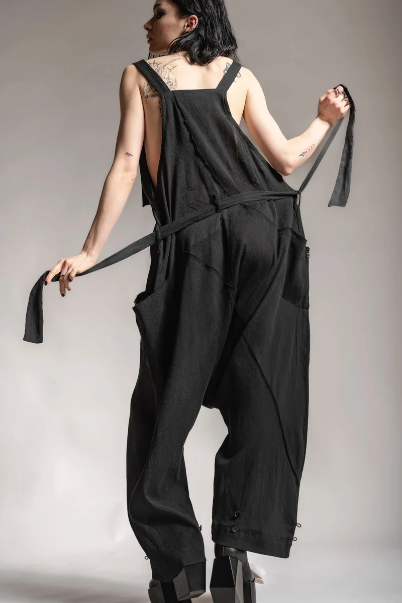 eigensinnig wien | Rilke | Eleganter Jumpsuit mit Haremshose aus Seide in Schwarz