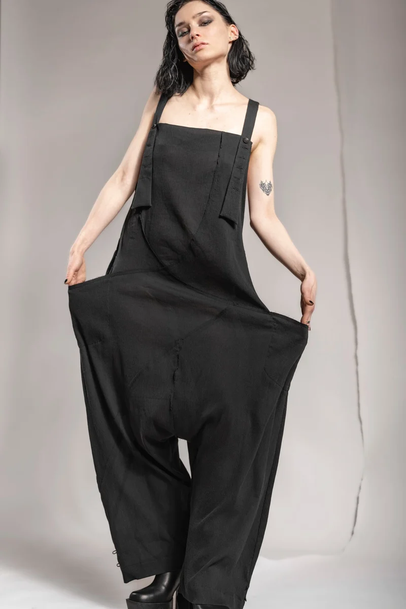eigensinnig wien | Rilke | Eleganter Jumpsuit mit Haremshose aus Seide in Schwarz