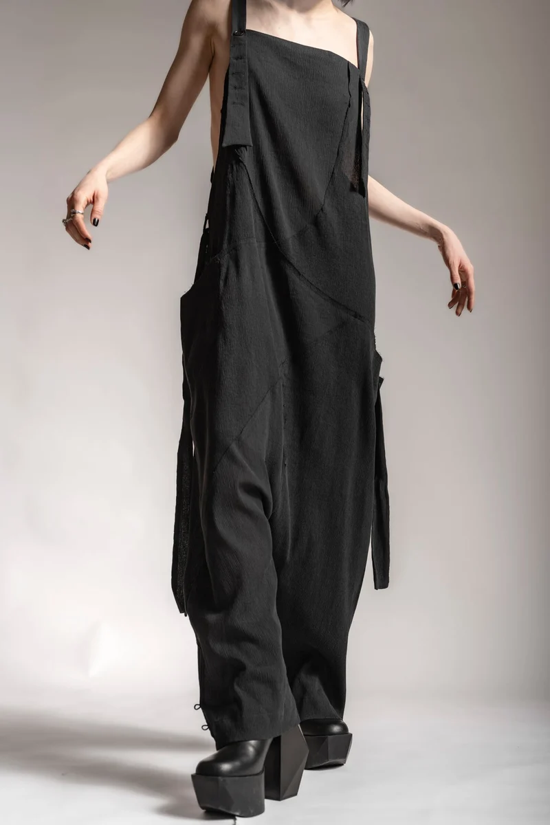 eigensinnig wien | Rilke | Eleganter Jumpsuit mit Haremshose aus Seide in Schwarz