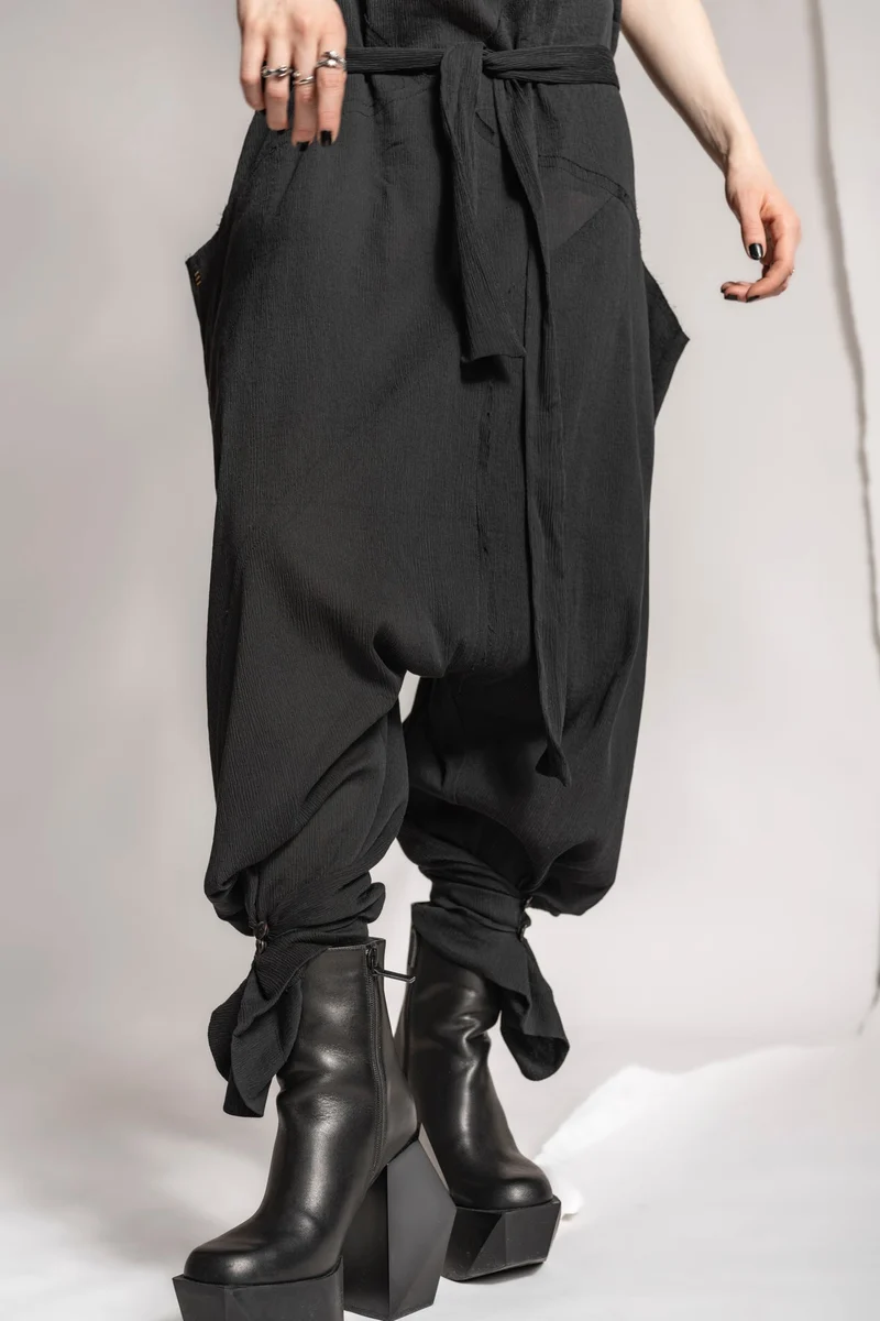 eigensinnig wien | Rilke | Eleganter Jumpsuit mit Haremshose aus Seide in Schwarz