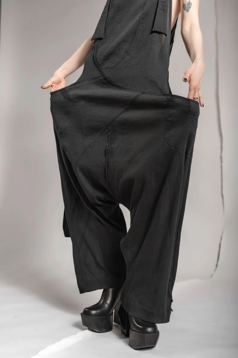 eigensinnig wien | Rilke | Eleganter Jumpsuit mit Haremshose aus Seide in Schwarz