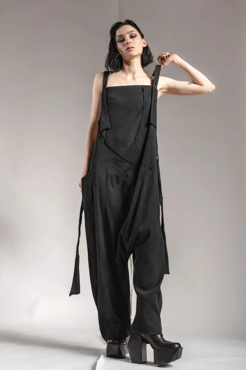 eigensinnig wien | Rilke | Eleganter Jumpsuit mit Haremshose aus Seide in Schwarz
