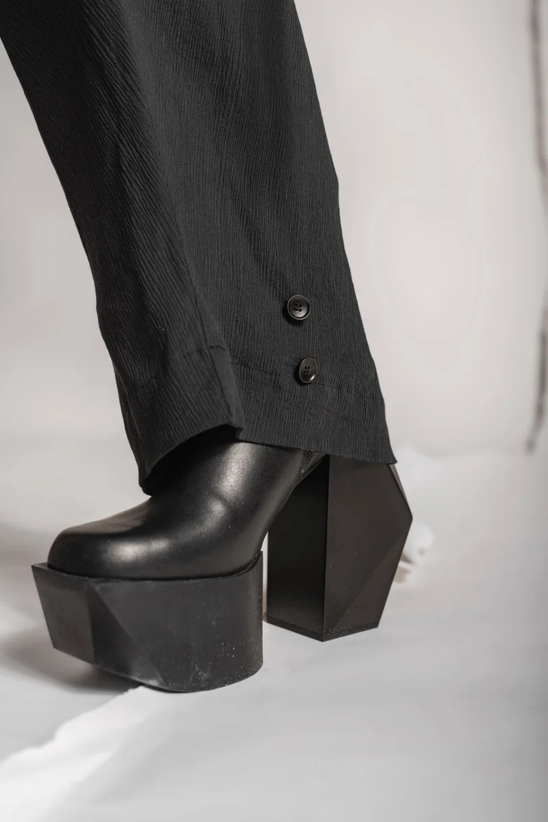 eigensinnig wien | Rilke | Eleganter Jumpsuit mit Haremshose aus Seide in Schwarz