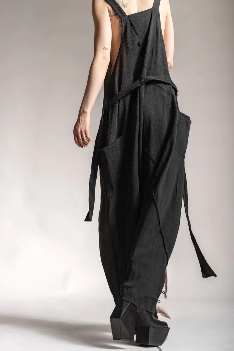 eigensinnig wien | Rilke | Eleganter Jumpsuit mit Haremshose aus Seide in Schwarz
