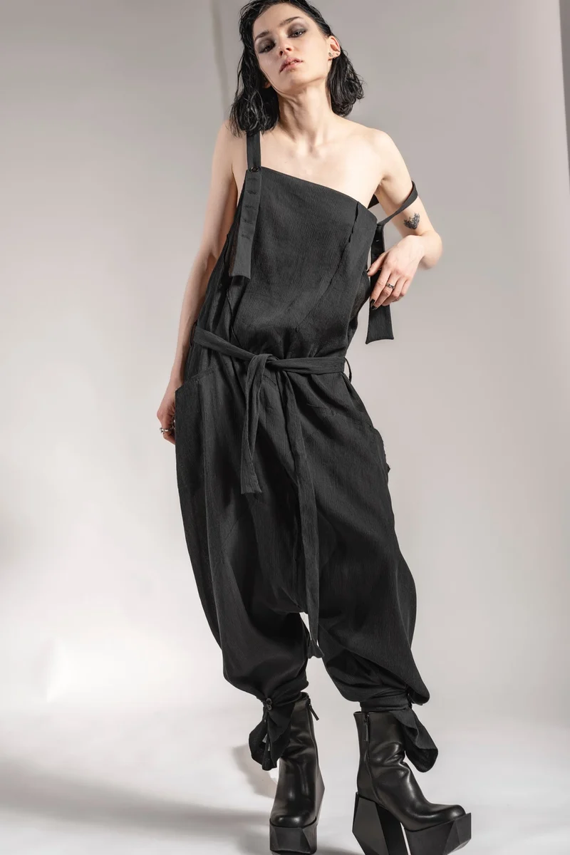 eigensinnig wien | Rilke | Eleganter Jumpsuit mit Haremshose aus Seide in Schwarz