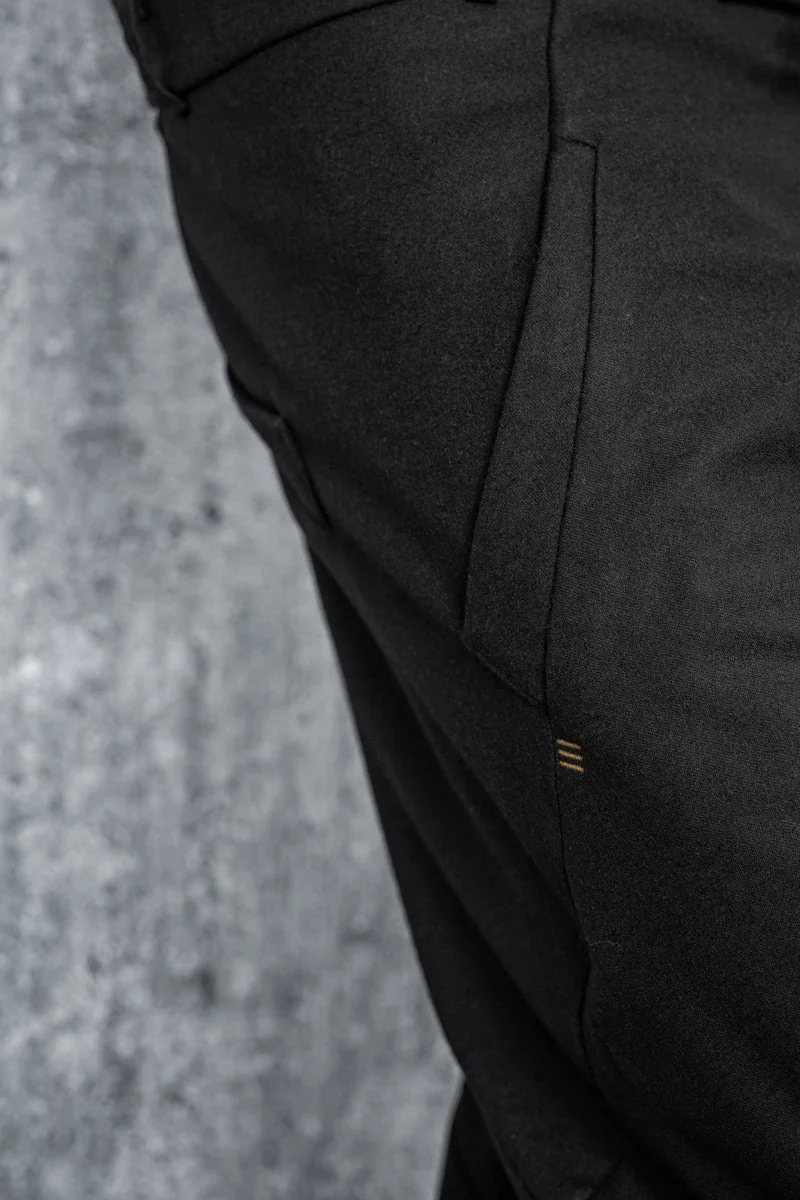 eigensinnig wien | Allegro | Elegante schwarze Baggy Anzughose für Herren aus Wolle