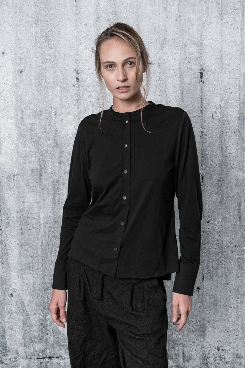 eigensinnig wien | De Beauvoir | Schwarze, kurze Hemdbluse ohne Kragen aus Baumwolle