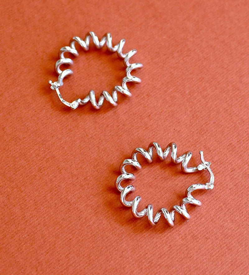 SPIRA Molla Silver Hoop Ohrringe 3cm von V Design Lab