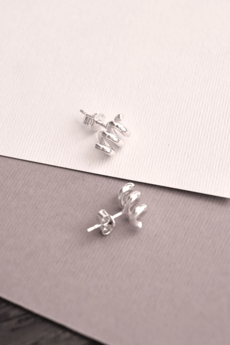 SPIRA Molla Silver Stud Ohrringe von V Design Lab