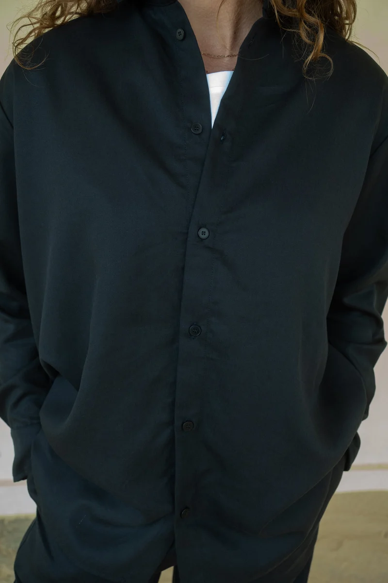 Dunkelblaues Hemd Brisa aus Leinen-Tencel von Salzwasser