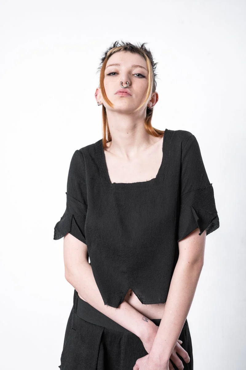 eigensinnig wien | Psyche | Damen Designer Seiden Crop-Top in Schwarz