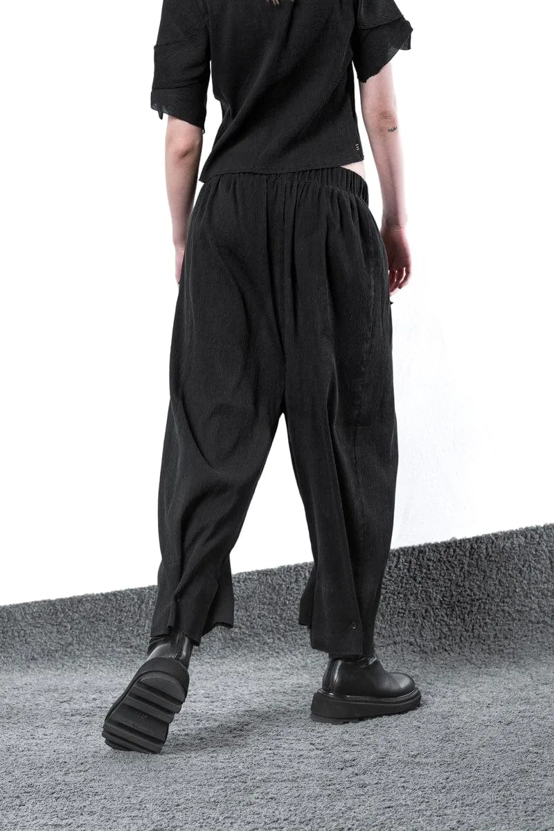 eigensinnig wien | Zephyr | Außergewöhnliche Plissee Hose für Damen und Herren in Schwarz
