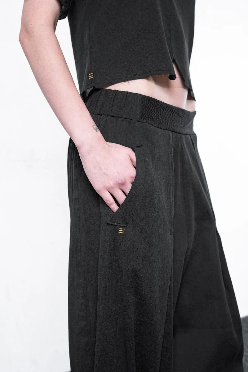 eigensinnig wien | Zephyr | Außergewöhnliche Plissee Hose für Damen und Herren in Schwarz