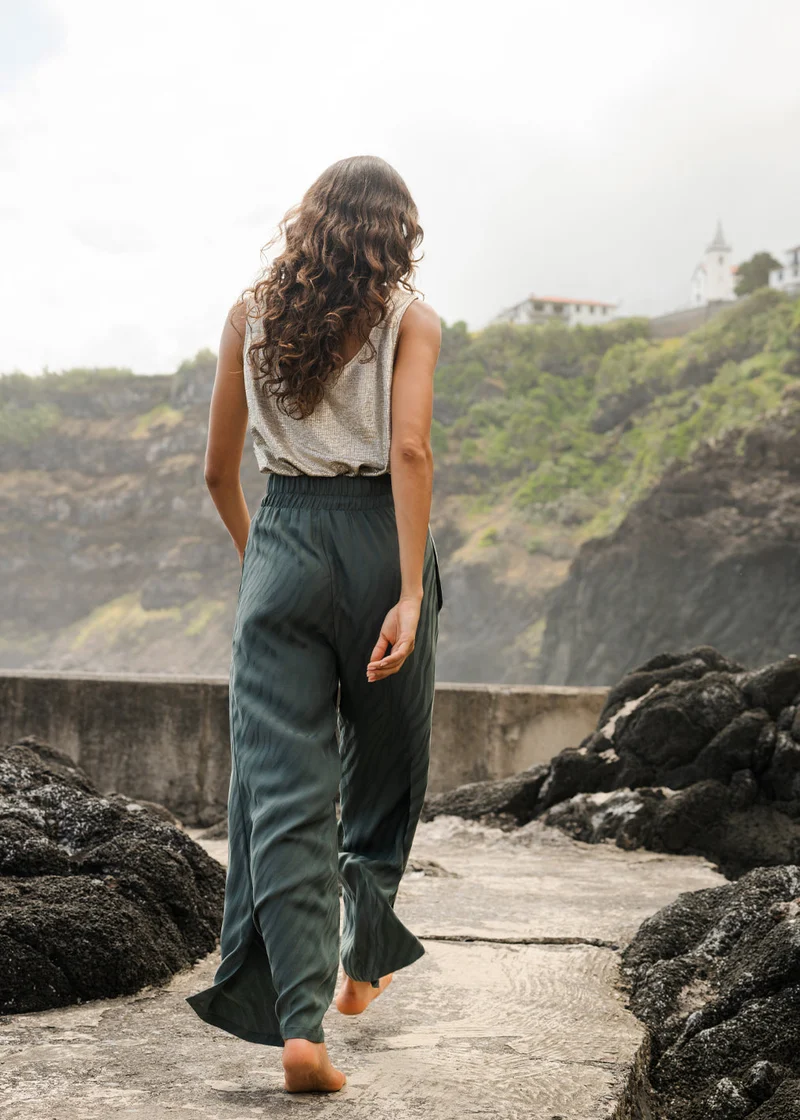 Silbergrüne Hose Milan Zebra aus 100% recyceltem Lyocell von Komana