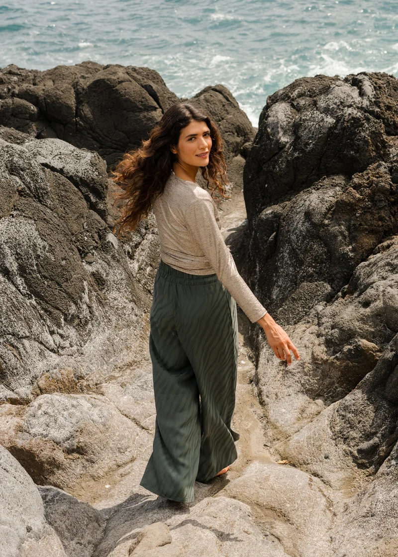 Silbergrüne Hose Milan Zebra aus 100% recyceltem Lyocell von Komana