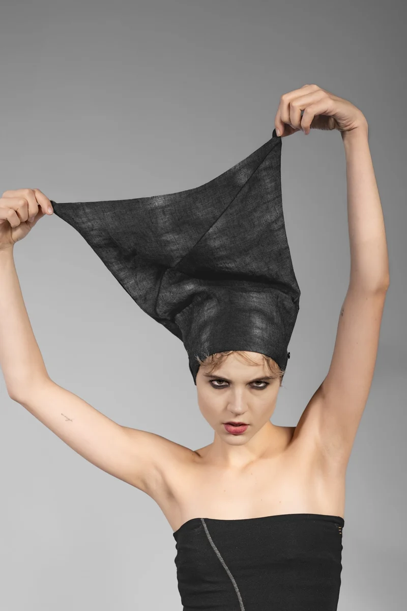 eigensinnig wien | Till | Extravaganter Designer Long Beanie aus Leinen in Grau