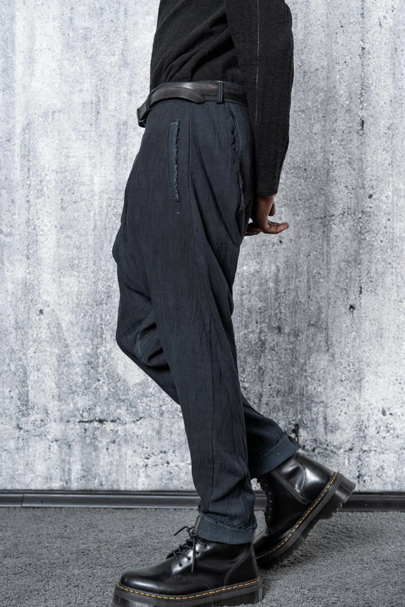 eigensinnig wien | Kafka | Low Crotch Pants für Herren und Damen in Marineblau