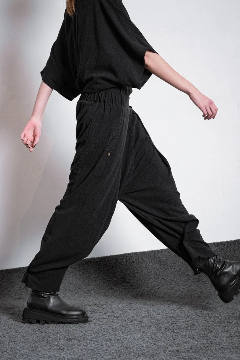 eigensinnig wien | Zephyr | Extravagante Designer Leinenhose mit weitem Bein in Schwarz