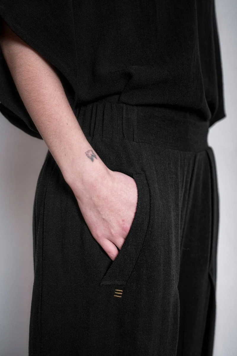 eigensinnig wien | Zephyr | Extravagante Designer Leinenhose mit weitem Bein in Schwarz