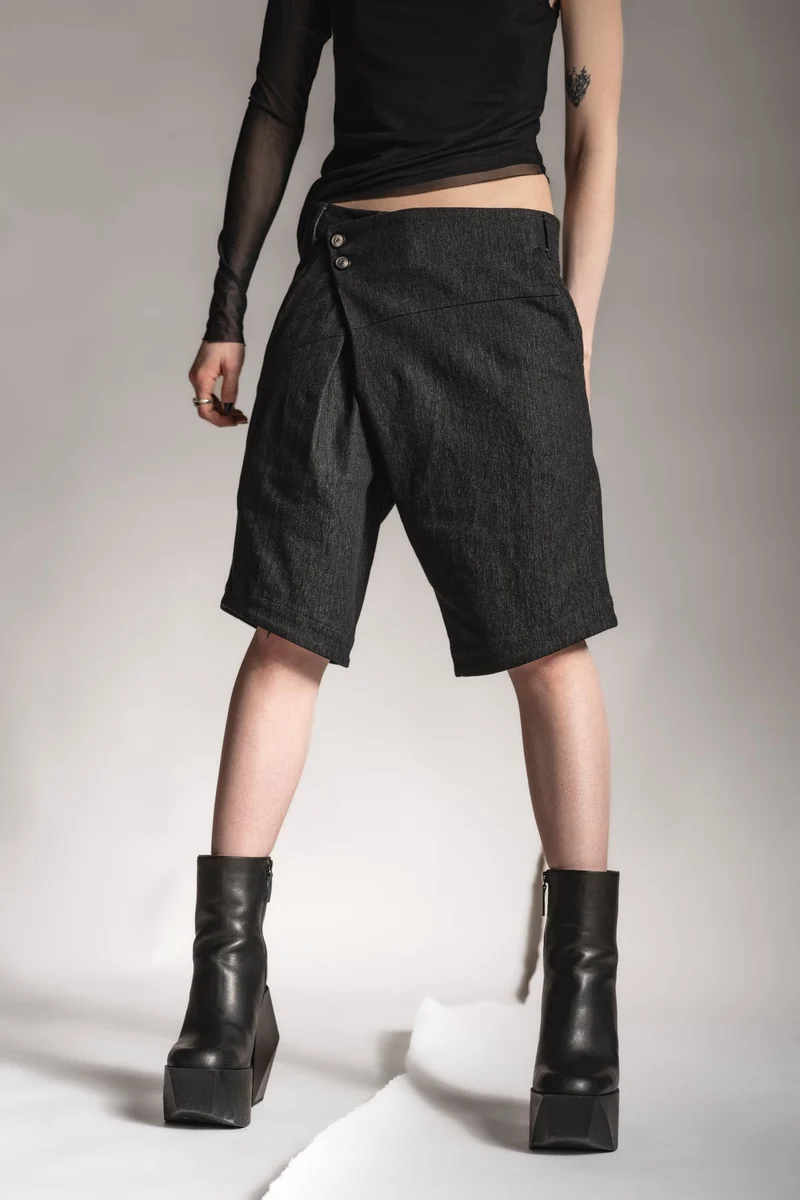 eigensinnig wien | Levinas | Designer Jeans Shorts für Damen und Herren in Grau