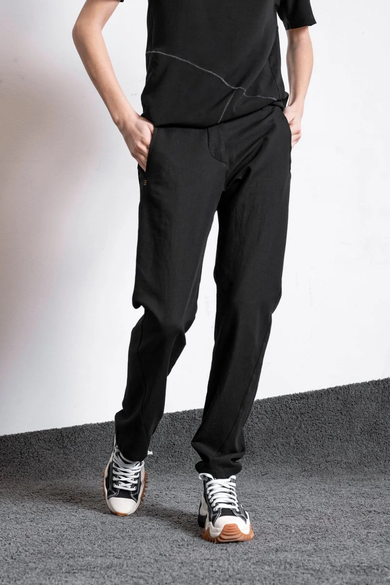 eigensinnig wien | Didion | Schwarze, elegante Damenhose mit schmalem Bein aus Baumwolle
