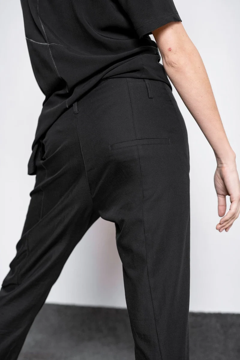 eigensinnig wien | Didion | Schwarze, elegante Damenhose mit schmalem Bein aus Baumwolle