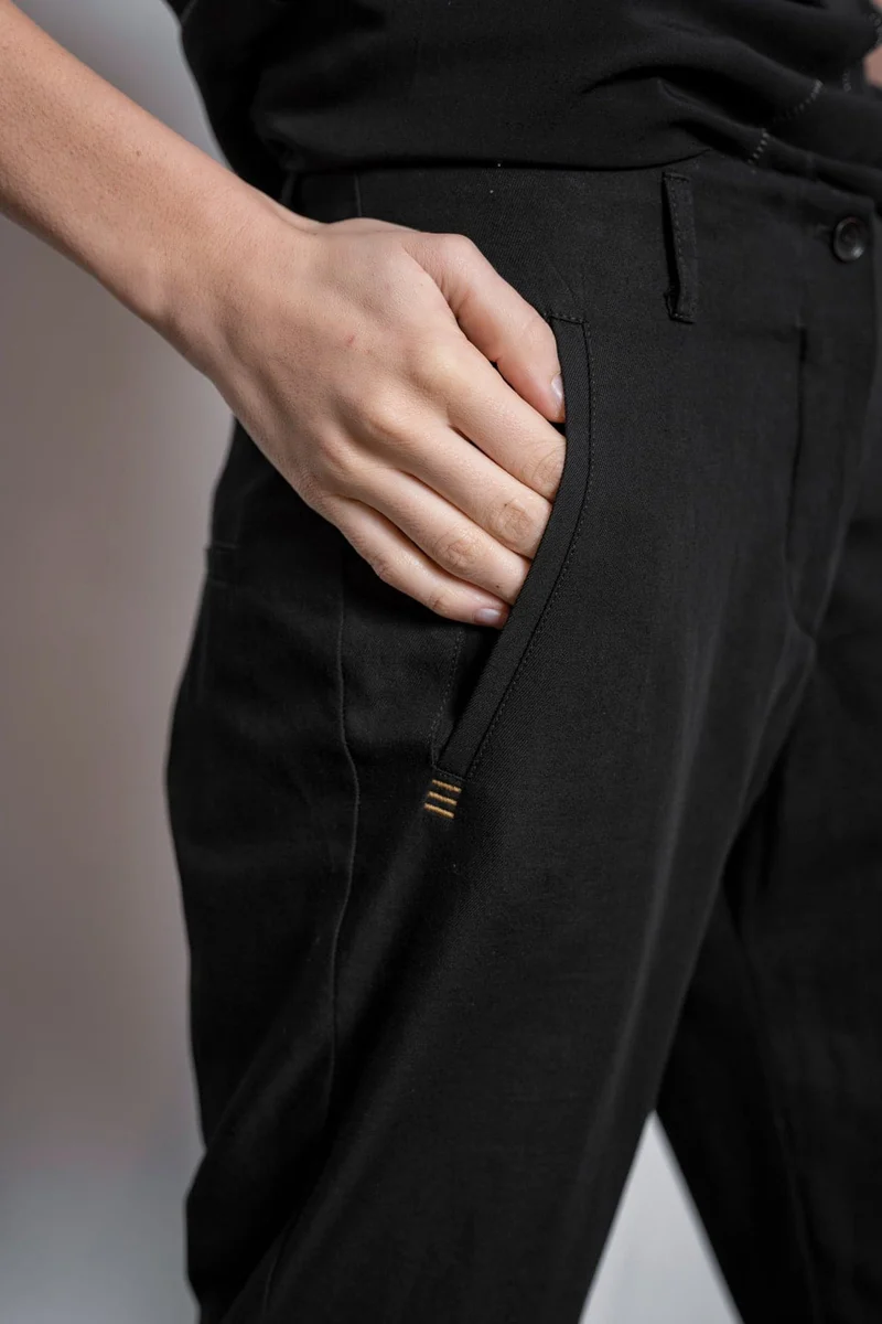 eigensinnig wien | Didion | Schwarze, elegante Damenhose mit schmalem Bein aus Baumwolle