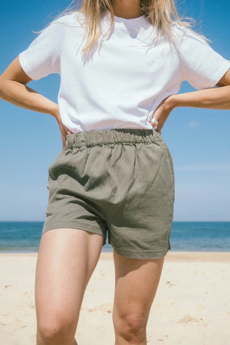 Olivegrüne Leinen-Shorts Luma aus Leinen-Tencel von Salzwasser