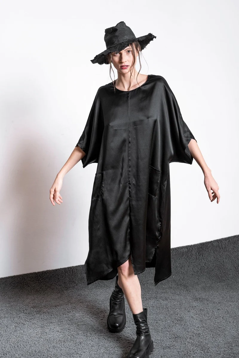 eigensinnig wien | Hypatia | Außergewöhnliches, schwarzes Seidenkleid