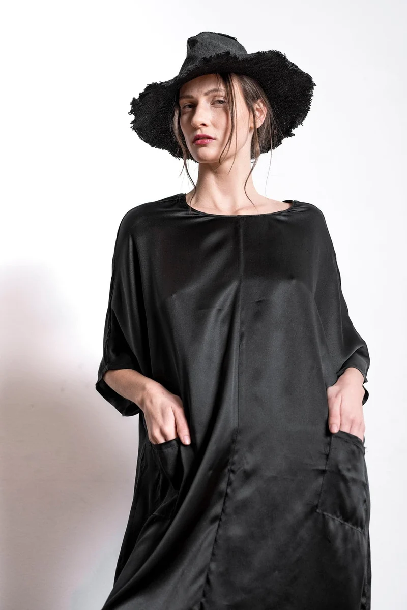 eigensinnig wien | Hypatia | Außergewöhnliches, schwarzes Seidenkleid