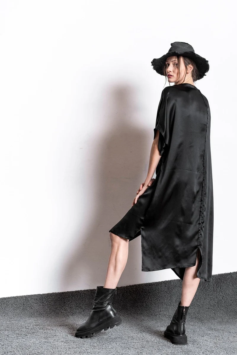 eigensinnig wien | Hypatia | Außergewöhnliches, schwarzes Seidenkleid