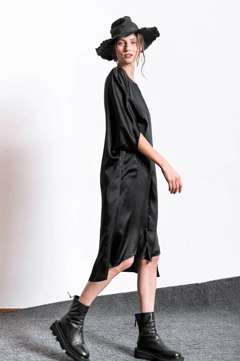 eigensinnig wien | Hypatia | Außergewöhnliches, schwarzes Seidenkleid