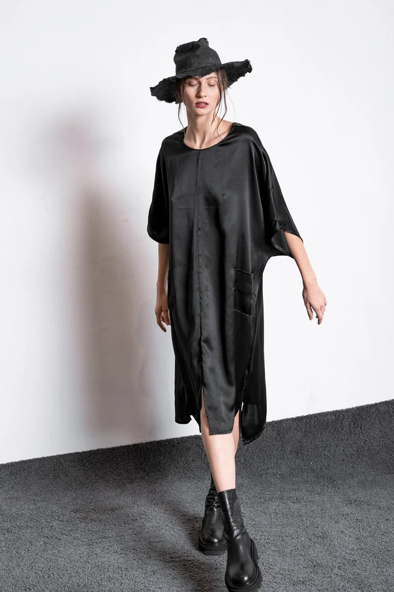 eigensinnig wien | Hypatia | Außergewöhnliches, schwarzes Seidenkleid