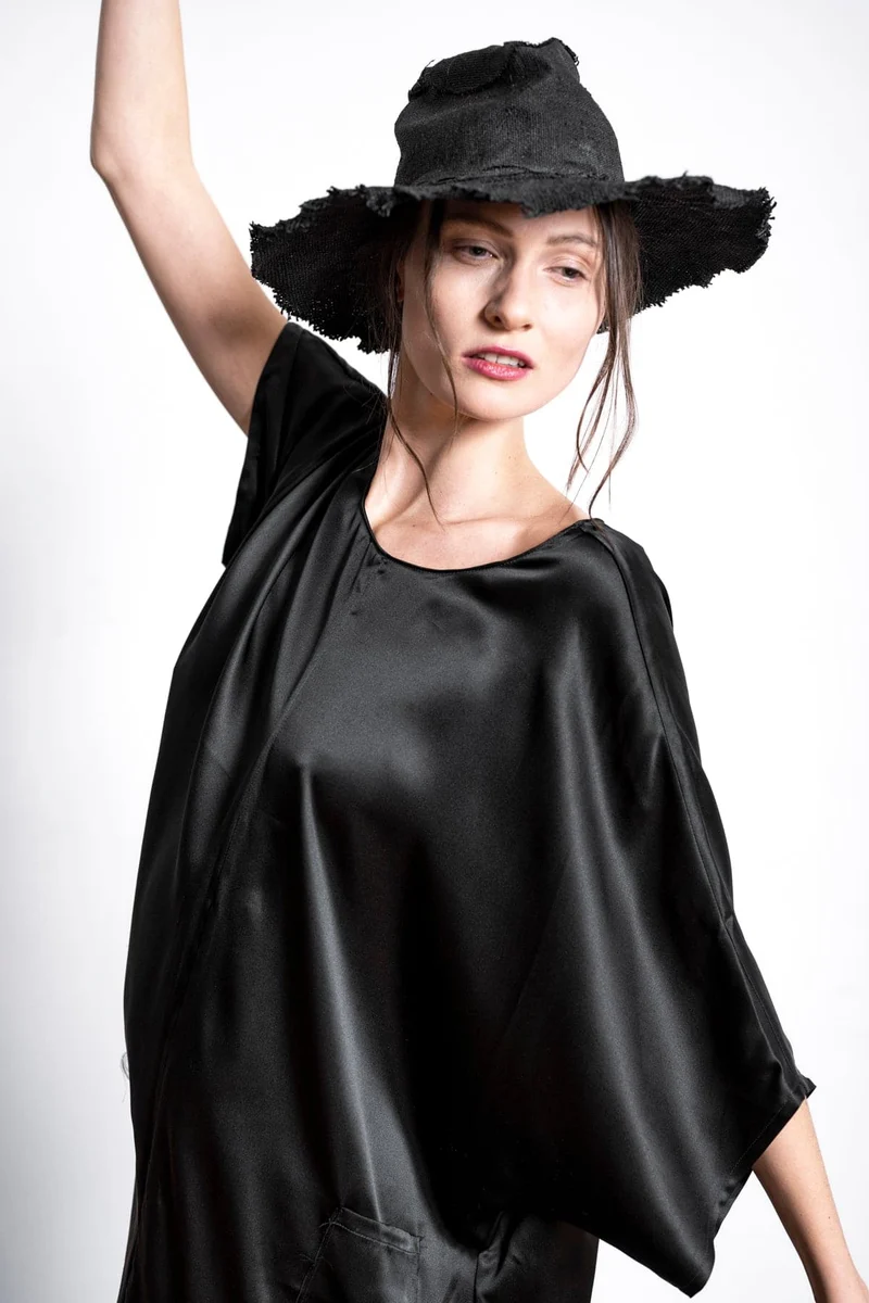eigensinnig wien | Hypatia | Außergewöhnliches, schwarzes Seidenkleid