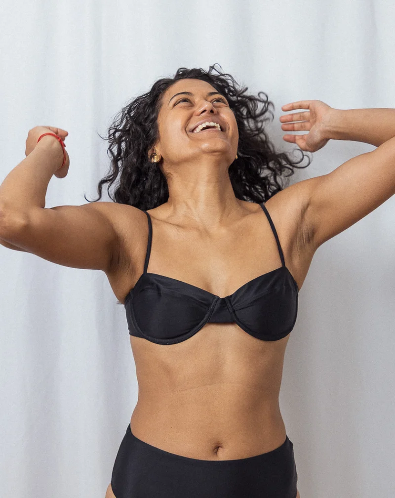 Schwarzes Bikini-Oberteil Pau aus regeneriertem Nylon von Tias & Olives