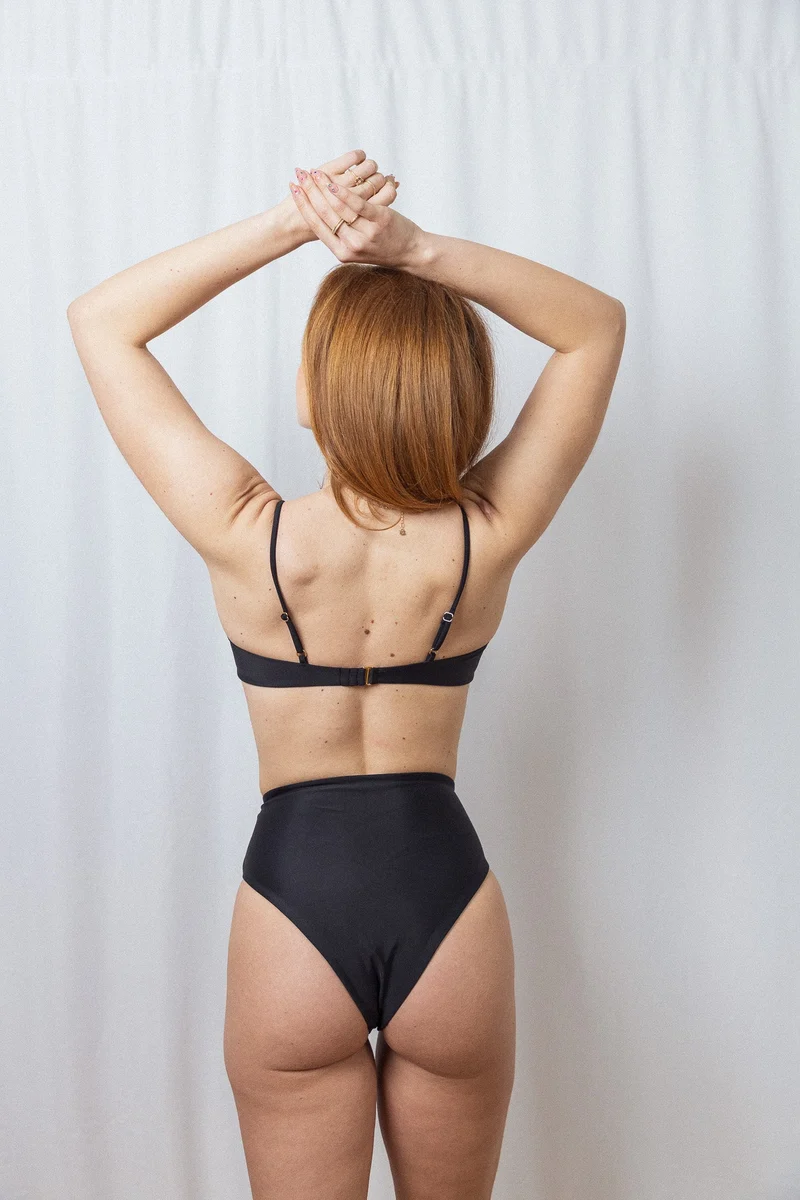 Schwarzes Bikini-Oberteil Pau aus regeneriertem Nylon von Tias & Olives