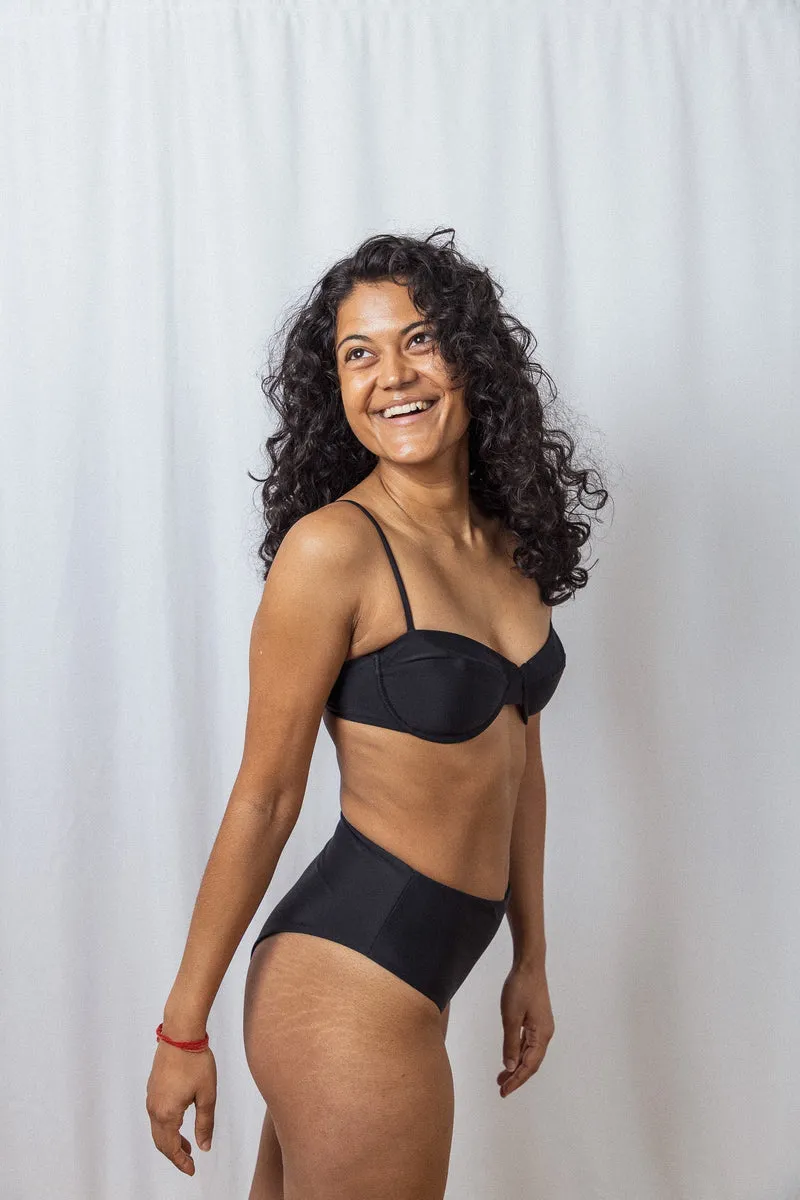 Schwarzes Bikini-Oberteil Pau aus regeneriertem Nylon von Tias & Olives