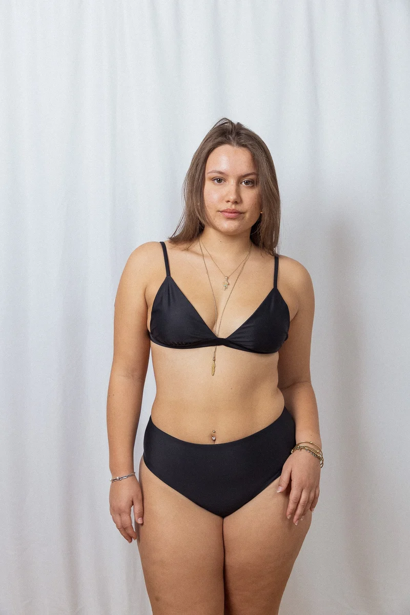 Schwarzes Bikini-Oberteil Tiago aus regeneriertem Nylon von Tias & Olives