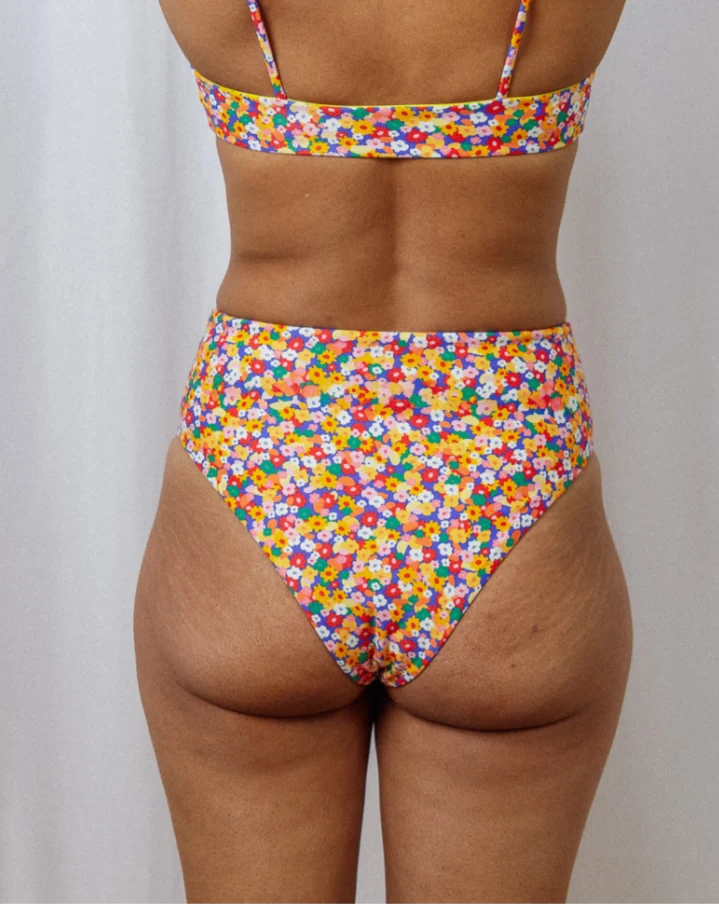 Buntes High-waisted Bikini-Unterteil Toni aus regeneriertem Nylon von Tias & Olives