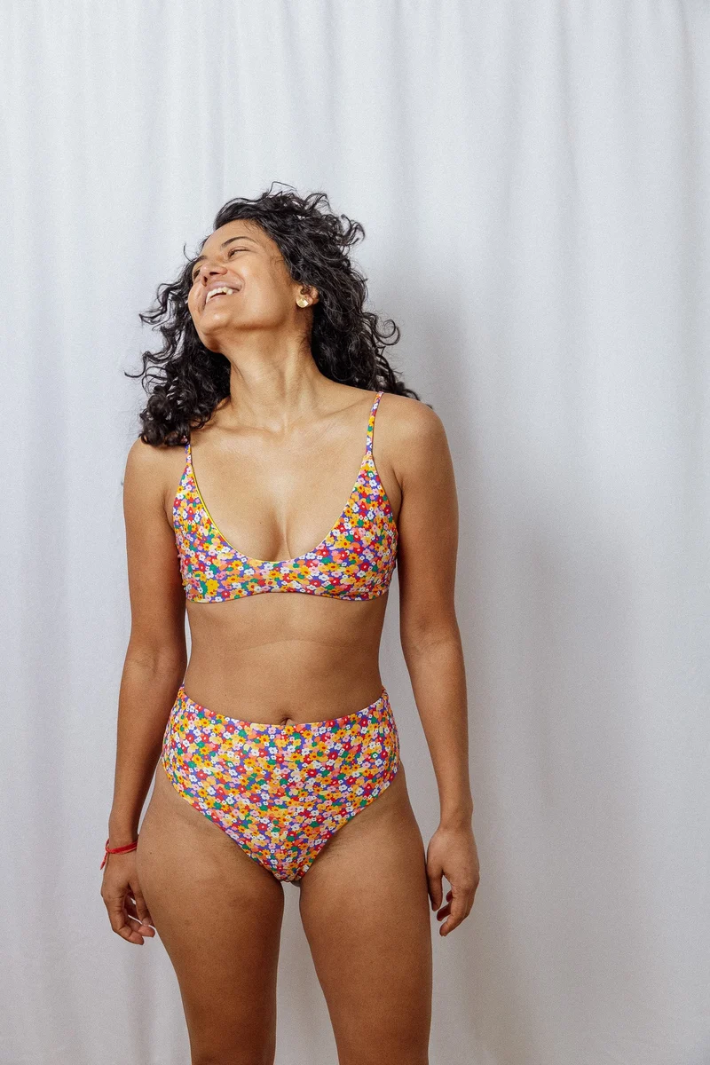 Buntes High-waisted Bikini-Unterteil Toni aus regeneriertem Nylon von Tias & Olives