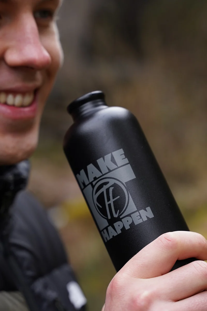 Schwarze Trinkflasche Make it happen von Tagtraum Clothing