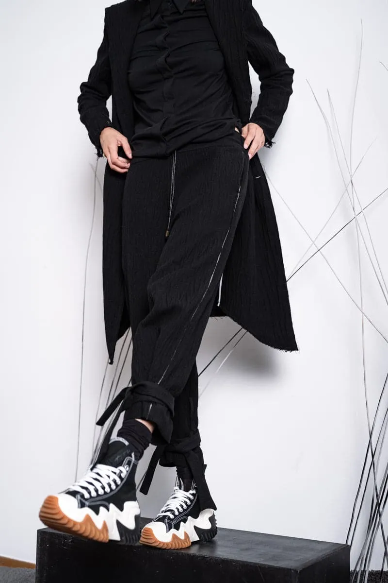 eigensinnig wien | Feyerabend | Cropped Jogpants für Damen und Herren aus Wolle in Schwarz