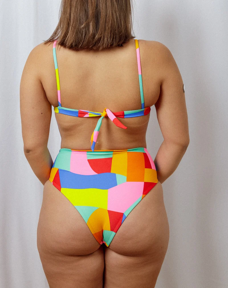 Buntes High-waisted Bikini-Unterteil Toni aus Econylon von Tias & Olives