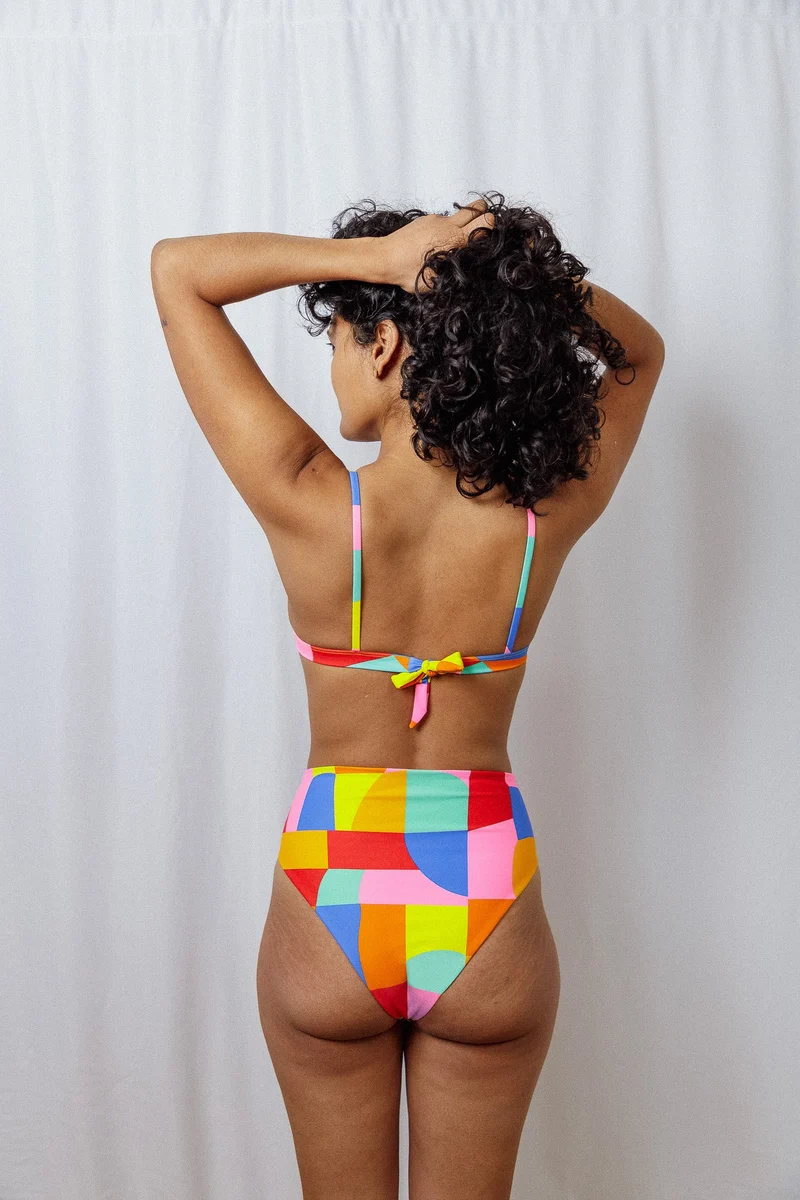 Buntes High-waisted Bikini-Unterteil Toni aus Econylon von Tias & Olives